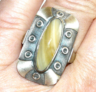 Handgearbeitetes Einzelstück, Vintage-Ring aus Silber mit einem langovalen, hellbraun gesteiften Achat-Cabochon, eingefaßt in glatter Zargenfassung, seidenmatt + in den Tiefen geschwärzt, Ringweite 61, um 1950 - Vintage-Schmuck nur im Onlineshop von danilogold!
