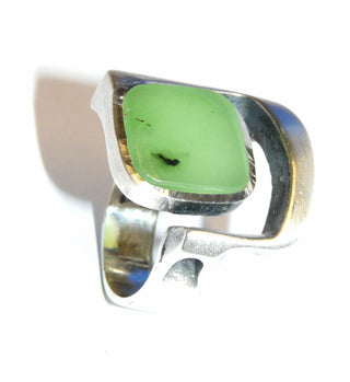Einzelstück, Unikat-Ring aus 925 Silber mit einer quadratischen Platte mit abgerundeten Ecken aus grüner Jade, skandinavischer Modernismus, matte Oberfläche in den Tiefen geschwärzt, ca. 24,8 mm x 22,5 mm, Ringweite 58,5, um 1960-1970- Nur erhältlich im Onlineshop von Juwelier & Goldschmiede Danilo!