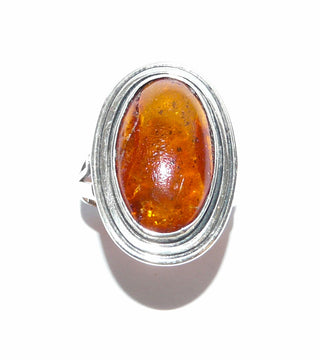 Einzelstück, Vintage-Ring aus 925 Silber mit einem orange-braunen ovalen natürlichen Bernstein, umrandet mit einem Silberspiegel in den Tiefen geschwärzt, Oberteil ca. 26,2 mm x 18,6 mm, Ringweite 56, um 1960-	Unikate und Pretiosen nur erhältlich im Onlineshop der Goldschmiede Danilo!