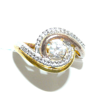 Einzelstück, Vintage-Ring im Juwelenstil aus 925 Silber, vergoldet, ein Schwung ist rosé, der andere gelb, die Fassungen der Steine sind weiß rhodiniert, poliert, 30 kleine + 1 großer funkelnder Zirkonia, Ringweite 60, um 1990 -	Vintage-Schmuck nur im Onlineshop von danilogold!