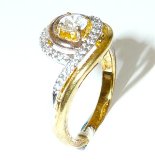 Einzelstück, Vintage-Ring im Juwelenstil aus 925 Silber, vergoldet, ein Schwung ist rosé, der andere gelb, die Fassungen der Steine sind weiß rhodiniert, poliert, 30 kleine + 1 großer funkelnder Zirkonia, Ringweite 60, um 1990 -	Vintage-Schmuck nur im Onlineshop von danilogold!