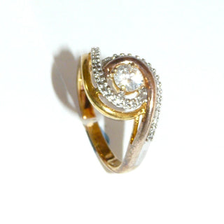 Einzelstück, Vintage-Ring im Juwelenstil aus 925 Silber, vergoldet, ein Schwung ist rosé, der andere gelb, die Fassungen der Steine sind weiß rhodiniert, poliert, 30 kleine + 1 großer funkelnder Zirkonia, Ringweite 60, um 1990 -	Vintage-Schmuck nur im Onlineshop von danilogold!