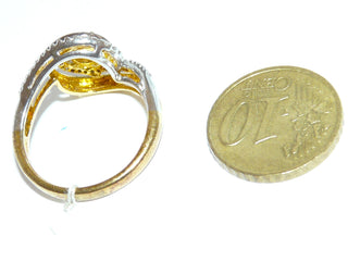Einzelstück, Vintage-Ring im Juwelenstil aus 925 Silber, vergoldet, ein Schwung ist rosé, der andere gelb, die Fassungen der Steine sind weiß rhodiniert, poliert, 30 kleine + 1 großer funkelnder Zirkonia, Ringweite 60, um 1990 -	Vintage-Schmuck nur im Onlineshop von danilogold!
