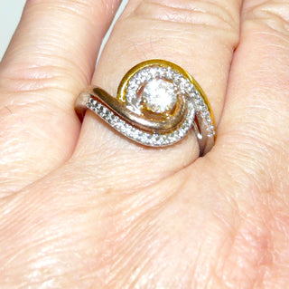 Einzelstück, Vintage-Ring im Juwelenstil aus 925 Silber, vergoldet, ein Schwung ist rosé, der andere gelb, die Fassungen der Steine sind weiß rhodiniert, poliert, 30 kleine + 1 großer funkelnder Zirkonia, Ringweite 60, um 1990 - Vintage-Schmuck nur im Onlineshop von danilogold!