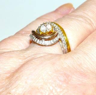 Einzelstück, Vintage-Ring im Juwelenstil aus 925 Silber, vergoldet, ein Schwung ist rosé, der andere gelb, die Fassungen der Steine sind weiß rhodiniert, poliert, 30 kleine + 1 großer funkelnder Zirkonia, Ringweite 60, um 1990 - Vintage-Schmuck nur im Onlineshop von danilogold!