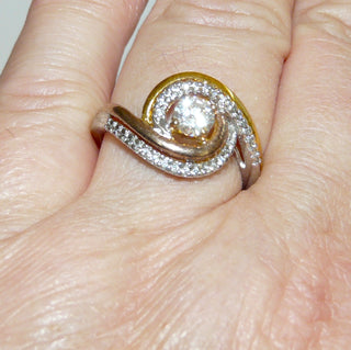 Einzelstück, Vintage-Ring im Juwelenstil aus 925 Silber, vergoldet, ein Schwung ist rosé, der andere gelb, die Fassungen der Steine sind weiß rhodiniert, poliert, 30 kleine + 1 großer funkelnder Zirkonia, Ringweite 60, um 1990 -	Vintage-Schmuck nur im Onlineshop von danilogold!