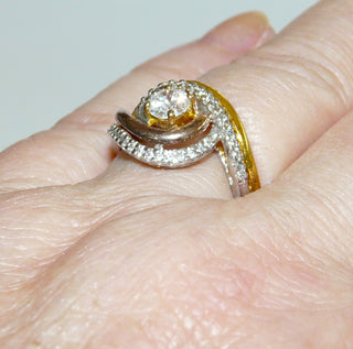 Einzelstück, Vintage-Ring im Juwelenstil aus 925 Silber, vergoldet, ein Schwung ist rosé, der andere gelb, die Fassungen der Steine sind weiß rhodiniert, poliert, 30 kleine + 1 großer funkelnder Zirkonia, Ringweite 60, um 1990 -	Vintage-Schmuck nur im Onlineshop von danilogold!
