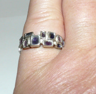 Einzelstück, Vintage-Ring Silber mit kleinen rechteckigen Vertiefungen für violettes Emaille, poliert, Ringweite 52, um 1960 -	Nur erhältlich bei www.danilogold-shop.de
