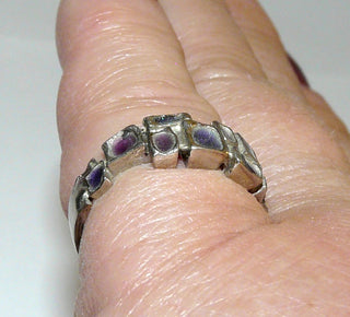 Einzelstück, Vintage-Ring Silber mit kleinen rechteckigen Vertiefungen für violettes Emaille, poliert, Ringweite 52, um 1960 -	Nur erhältlich bei www.danilogold-shop.de