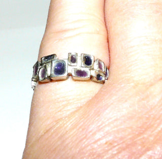 Einzelstück, Vintage-Ring Silber mit kleinen rechteckigen Vertiefungen für violettes Emaille, poliert, Ringweite 52, um 1960 - Nur erhältlich bei www.danilogold-shop.de