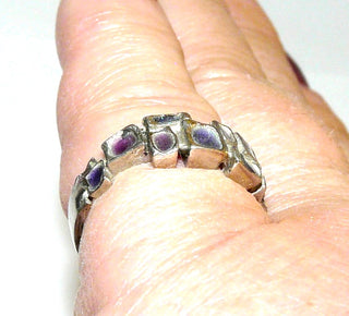 Einzelstück, Vintage-Ring Silber mit kleinen rechteckigen Vertiefungen für violettes Emaille, poliert, Ringweite 52, um 1960 - Nur erhältlich bei www.danilogold-shop.de