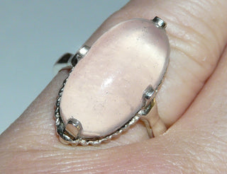 Einzelstück, Vintage-Ring aus Silber mit einem lang-ovalen, zartrosa Rosenquarz-Cabochon mit besonderem Schillereffekt, um 1950, poliert, Ringweite 54,5 -	Vintage-Schmuck nur im Onlineshop von danilogold!