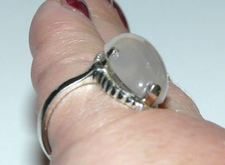 Einzelstück, Vintage-Ring aus Silber mit einem lang-ovalen, zartrosa Rosenquarz-Cabochon mit besonderem Schillereffekt, um 1950, poliert, Ringweite 54,5 -	Vintage-Schmuck nur im Onlineshop von danilogold!