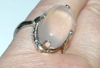 Einzelstück, Vintage-Ring aus Silber mit einem lang-ovalen, zartrosa Rosenquarz-Cabochon mit besonderem Schillereffekt, um 1950, poliert, Ringweite 54,5 -	Vintage-Schmuck nur im Onlineshop von danilogold!