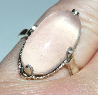 Einzelstück, Vintage-Ring aus Silber mit einem lang-ovalen, zartrosa Rosenquarz-Cabochon mit besonderem Schillereffekt - Unikat der Natur, eingefaßt in einer 4-Krapperfassung, um 1950, poliert, Ringweite 54,5 - Vintage-Schmuck nur im Onlineshop von danilogold!
