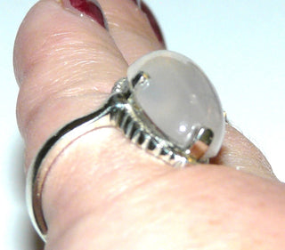 Einzelstück, Vintage-Ring aus Silber mit einem lang-ovalen, zartrosa Rosenquarz-Cabochon mit besonderem Schillereffekt - Unikat der Natur, eingefaßt in einer 4-Krapperfassung, um 1950, poliert, Ringweite 54,5 - Vintage-Schmuck nur im Onlineshop von danilogold!