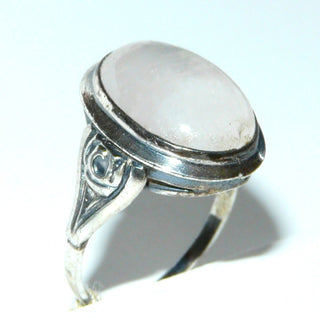 Einzelstück, Vintage-Ring aus 835 Silber mit einem großen zartrosa Rosenquarz-Cabochon in Zargenfassung, poliert + in den Tiefen geschwärzt, mit gravierten Seitenteilen und Silberspiegel, um 1950, Ringweite 57,5 - Vintage-Schmuck nur im Onlineshop von danilogold!