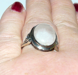 Einzelstück, Vintage-Ring aus 835 Silber mit einem großen zartrosa Rosenquarz-Cabochon in Zargenfassung, poliert + in den Tiefen geschwärzt, mit gravierten Seitenteilen und Silberspiegel, um 1950, Ringweite 57,5 - Vintage-Schmuck nur im Onlineshop von danilogold!