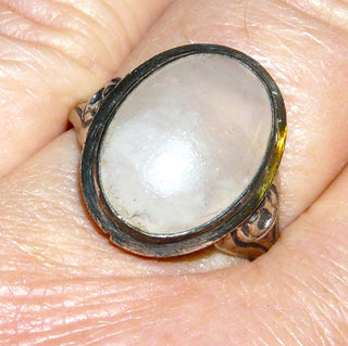 Einzelstück, Vintage-Ring aus 835 Silber mit einem großen zartrosa Rosenquarz-Cabochon in Zargenfassung, poliert + in den Tiefen geschwärzt, mit gravierten Seitenteilen und Silberspiegel, um 1950, Ringweite 57,5 - Vintage-Schmuck nur im Onlineshop von danilogold!