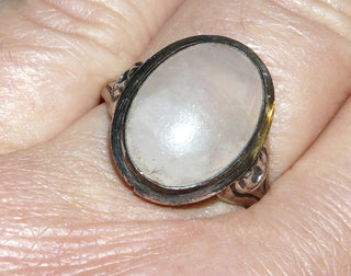 Einzelstück, Vintage-Ring aus 835 Silber mit einem großen zartrosa Rosenquarz-Cabochon, poliert + in den Tiefen geschwärzt, mit gravierten Seitenteilen, um 1950, Ringweite 57,5 -	Vintage-Schmuck nur im Onlineshop von danilogold!