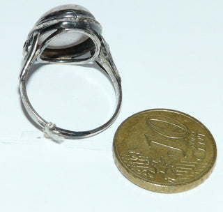 Einzelstück, Vintage-Ring aus 835 Silber mit einem großen zartrosa Rosenquarz-Cabochon, poliert + in den Tiefen geschwärzt, mit gravierten Seitenteilen, um 1950, Ringweite 57,5 -	Vintage-Schmuck nur im Onlineshop von danilogold!