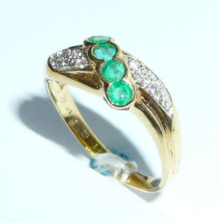 Einzelstück, Vintage-Ring, Smaragd-Ring aus 750 Gelbgold mit 4 runden facettierten Smaragden in schöner Farbe +12 Brillanten von zusammen 0,12 Karat im Verschnitt gefaßt, um 1970, Ringweite 57 -	Unikatschmuck nur erhältlich im Onlineshop von Juwelier & Goldschmiede Danilo! 