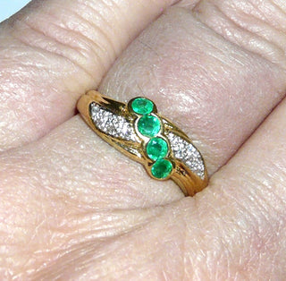 Einzelstück, Vintage-Ring, Smaragd-Ring aus 750 Gelbgold mit 4 runden facettierten Smaragden in schöner Farbe +12 Brillanten von zusammen 0,12 Karat im Verschnitt gefaßt, um 1970, Ringweite 57 -	Unikatschmuck nur erhältlich im Onlineshop von Juwelier & Goldschmiede Danilo! 