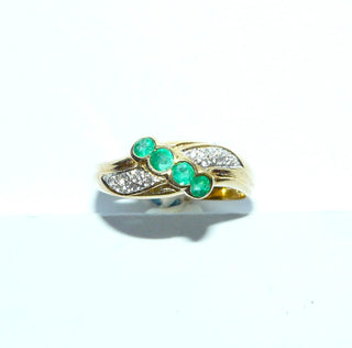 Einzelstück, Vintage-Ring, Smaragd-Ring aus 750 Gelbgold mit 4 runden facettierten Smaragden in schöner Farbe +12 Brillanten von zusammen 0,12 Karat im Verschnitt gefaßt, um 1970, Ringweite 57 -	Unikatschmuck nur erhältlich im Onlineshop von Juwelier & Goldschmiede Danilo! 
