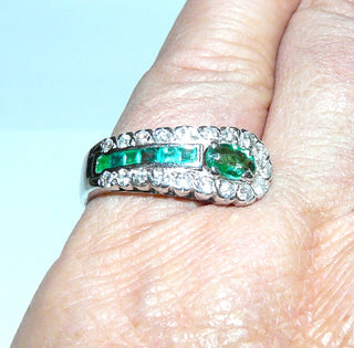handgefertigtes Einzelstück, Vintage-Ring, Smaragd-Ring aus 750 Weißgold, 6 Baguette-Diamanten, einem ovalen facettierten Smaragd sowie 19 Diamanten im Übergangsschliff von zusammen ca. 0,45 Karat, um 1960, Ringweite 56 - Vintage-Schmuck nur im Onlineshop von danilogold!