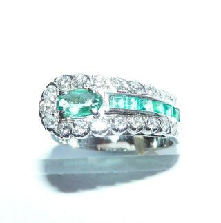 handgefertigtes Einzelstück, Vintage-Ring, Smaragd-Ring aus 750 Weißgold, 6 Baguette-Diamanten, einem ovalen facettierten Smaragd sowie 19 Diamanten im Übergangsschliff von zusammen ca. 0,45 Karat, um 1960, Ringweite 56 - Vintage-Schmuck nur im Onlineshop von danilogold!