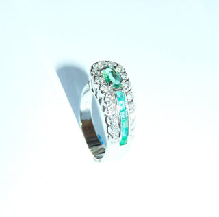 handgefertigtes Einzelstück, Vintage-Ring, Smaragd-Ring aus 750 Weißgold, 6 Baguette-Diamanten, einem ovalen facettierten Smaragd sowie 19 Diamanten im Übergangsschliff von zusammen ca. 0,45 Karat, um 1960, Ringweite 56 - Vintage-Schmuck nur im Onlineshop von danilogold!