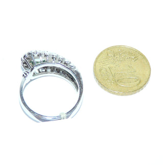handgefertigtes Einzelstück, Vintage-Ring, Smaragd-Ring aus 750 Weißgold, 6 Baguette-Diamanten, einem ovalen facettierten Smaragd sowie 19 Diamanten im Übergangsschliff von zusammen ca. 0,45 Karat, um 1960, Ringweite 56 - Vintage-Schmuck nur im Onlineshop von danilogold!