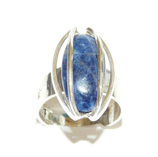 Einzelstück, Vintage-Ring "Umschlossen" aus Silber mit einem schön gemaserten, blauen, lang-ovaler Sodalith-Cabochon, Ringweite verstellbar ca. 58, um 1960 -	Vintage-Schmuck nur im Onlineshop von danilogold!