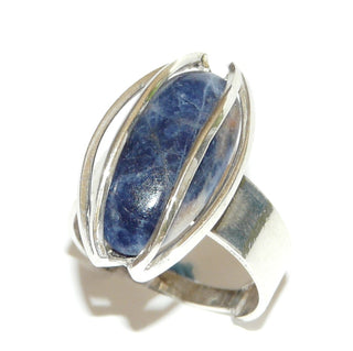Einzelstück, Vintage-Ring "Umschlossen" aus Silber mit einem schön gemaserten, blauen, lang-ovaler Sodalith-Cabochon, Ringweite verstellbar ca. 58, um 1960 -	Vintage-Schmuck nur im Onlineshop von danilogold!