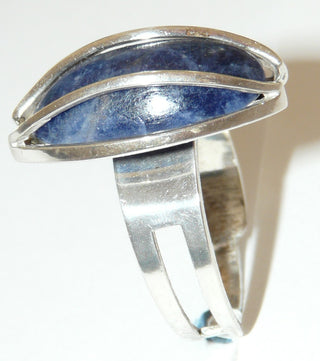 Einzelstück, Vintage-Ring "Umschlossen" aus Silber mit einem schön gemaserten, blauen, lang-ovaler Sodalith-Cabochon, Ringweite verstellbar ca. 58, um 1960 -	Vintage-Schmuck nur im Onlineshop von danilogold!