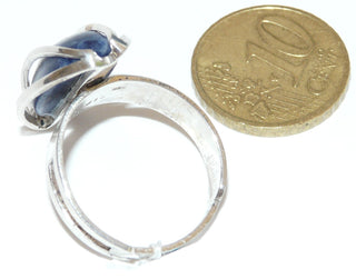 Einzelstück, Vintage-Ring "Umschlossen" aus Silber mit einem schön gemaserten, blauen, lang-ovaler Sodalith-Cabochon, Ringweite verstellbar ca. 58, um 1960 -	Vintage-Schmuck nur im Onlineshop von danilogold!