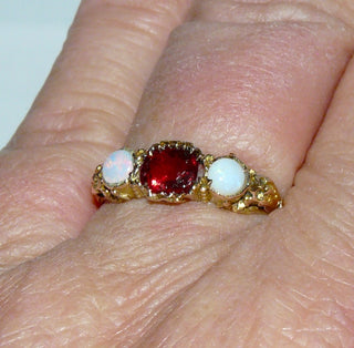 Einzelstück, Vintage-Ring mit 2 grün schillernden, australischen Jelly-Opalen + einem (typisch für die Zeit) ovalen synthetischen Rubin, eingefaßt in 585 Roségold, filigran ausgearbeitete Fassungen, poliert, Ringweite 61, um 1900&nbsp;(Da es sich bei Vintage-Schmuck um „Schmuck mit Vergangenheit“ handelt, ist es möglich, daß verarbeitete Edelsteine eventuell leichte Tragespuren aufweisen, die erst bei näherer Betrachtung sichtbar werden. Dies ist bei 30-120 Jahre alten Pretiosen ein Zeichen ihrer Geschichte