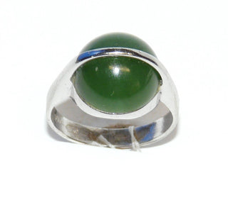 Einzelstück, Vintage-Ring mit einem grünen runden Jade-Cabochon über dem ein Silberbügel gelegt ist, gefaßt in 835 Silber, Ringweite 53, um 1960-	Unikate und Pretiosen nur erhältlich im Onlineshop der Goldschmiede Danilo!