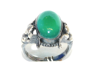 Einzelstück, alte Handarbeit, Vintage-Ring mit einem ovalen grünen Achat im Cabochon-Schliff aus Silber, in den Tiefen geschwärzt, Oberfläche seidenmatt, umfaßt in floralem Design, Oberteil ca. 15,5 mm x 16,5 mm, Ringweite 48, um 1940-1950-	Vintage-Schmuck nur im Onlineshop von danilogold!