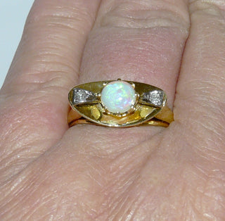 Einzelstück, alte Handarbeit, Vintage-Ring aus 585 Gold mit einem grün schillernden, runden, australischen Jelly-Opal sowie 2 Achtkant-Diamanten, gebogene Schale quer zum Finger, poliert, Ringweite 57, um 1940 (Da es sich bei Vintage-Schmuck um „Schmuck mit Vergangenheit“ handelt, ist es möglich, daß verarbeitete Edelsteine eventuell leichte Tragespuren aufweisen, die erst bei näherer Betrachtung sichtbar werden. Dies ist bei 30-120 Jahre alten Pretiosen ein Zeichen ihrer Geschichte. 