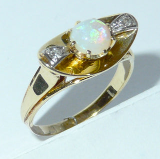 Einzelstück, alte Handarbeit, Vintage-Ring aus 585 Gold mit einem grün schillernden, runden, australischen Jelly-Opal sowie 2 Achtkant-Diamanten, gebogene Schale quer zum Finger, poliert, Ringweite 57, um 1940 (Da es sich bei Vintage-Schmuck um „Schmuck mit Vergangenheit“ handelt, ist es möglich, daß verarbeitete Edelsteine eventuell leichte Tragespuren aufweisen, die erst bei näherer Betrachtung sichtbar werden. Dies ist bei 30-120 Jahre alten Pretiosen ein Zeichen ihrer Geschichte. 