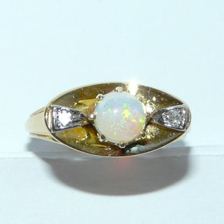 Einzelstück, alte Handarbeit, Vintage-Ring aus 585 Gold mit einem grün schillernden, runden, australischen Jelly-Opal sowie 2 Achtkant-Diamanten, gebogene Schale quer zum Finger, poliert, Ringweite 57, um 1940 (Da es sich bei Vintage-Schmuck um „Schmuck mit Vergangenheit“ handelt, ist es möglich, daß verarbeitete Edelsteine eventuell leichte Tragespuren aufweisen, die erst bei näherer Betrachtung sichtbar werden. Dies ist bei 30-120 Jahre alten Pretiosen ein Zeichen ihrer Geschichte. 