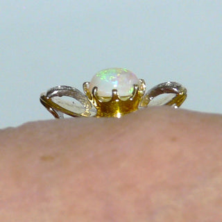 Einzelstück, alte Handarbeit, Vintage-Ring aus 585 Gold mit einem grün schillernden, runden, australischen Jelly-Opal sowie 2 Achtkant-Diamanten, gebogene Schale quer zum Finger, poliert, Ringweite 57, um 1940 (Da es sich bei Vintage-Schmuck um „Schmuck mit Vergangenheit“ handelt, ist es möglich, daß verarbeitete Edelsteine eventuell leichte Tragespuren aufweisen, die erst bei näherer Betrachtung sichtbar werden. Dies ist bei 30-120 Jahre alten Pretiosen ein Zeichen ihrer Geschichte. 