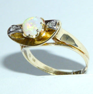 Einzelstück, alte Handarbeit, Vintage-Ring aus 585 Gold mit einem grün schillernden, runden, australischen Jelly-Opal sowie 2 Achtkant-Diamanten, gebogene Schale quer zum Finger, poliert, Ringweite 57, um 1940 (Da es sich bei Vintage-Schmuck um „Schmuck mit Vergangenheit“ handelt, ist es möglich, daß verarbeitete Edelsteine eventuell leichte Tragespuren aufweisen, die erst bei näherer Betrachtung sichtbar werden. Dies ist bei 30-120 Jahre alten Pretiosen ein Zeichen ihrer Geschichte. 