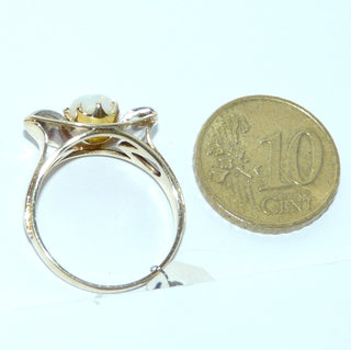 Einzelstück, alte Handarbeit, Vintage-Ring aus 585 Gold mit einem grün schillernden, runden, australischen Jelly-Opal sowie 2 Achtkant-Diamanten, gebogene Schale quer zum Finger, poliert, Ringweite 57, um 1940 (Da es sich bei Vintage-Schmuck um „Schmuck mit Vergangenheit“ handelt, ist es möglich, daß verarbeitete Edelsteine eventuell leichte Tragespuren aufweisen, die erst bei näherer Betrachtung sichtbar werden. Dies ist bei 30-120 Jahre alten Pretiosen ein Zeichen ihrer Geschichte. 