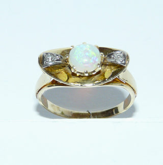 Einzelstück, alte Handarbeit, Vintage-Ring aus 585 Gold mit einem grün schillernden, runden, australischen Jelly-Opal sowie 2 Achtkant-Diamanten, gebogene Schale quer zum Finger, poliert, Ringweite 57, um 1940 (Da es sich bei Vintage-Schmuck um „Schmuck mit Vergangenheit“ handelt, ist es möglich, daß verarbeitete Edelsteine eventuell leichte Tragespuren aufweisen, die erst bei näherer Betrachtung sichtbar werden. Dies ist bei 30-120 Jahre alten Pretiosen ein Zeichen ihrer Geschichte. 