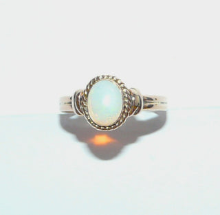 Einzelstück, alte Handarbeit, Vintage-Ring aus 585 Roségold mit einem grün schillernden, breit-ovalen, australischen Jelly-Opal, poliert, sicher eingefaßt in einer Zarge mit Kordelumrandung, Ringweite 56, um 1930 (Da es sich bei Vintage-Schmuck um „Schmuck mit Vergangenheit“ handelt, ist es möglich, daß verarbeitete Edelsteine eventuell leichte Tragespuren aufweisen, die erst bei näherer Betrachtung sichtbar werden. Dies ist bei 30-120 Jahre alten Pretiosen ein Zeichen ihrer Geschichte.)