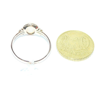 Einzelstück, alte Handarbeit, Vintage-Ring aus 585 Roségold mit einem grün schillernden, breit-ovalen, australischen Jelly-Opal, poliert, sicher eingefaßt in einer Zarge mit Kordelumrandung, Ringweite 56, um 1930 (Da es sich bei Vintage-Schmuck um „Schmuck mit Vergangenheit“ handelt, ist es möglich, daß verarbeitete Edelsteine eventuell leichte Tragespuren aufweisen, die erst bei näherer Betrachtung sichtbar werden. Dies ist bei 30-120 Jahre alten Pretiosen ein Zeichen ihrer Geschichte.)