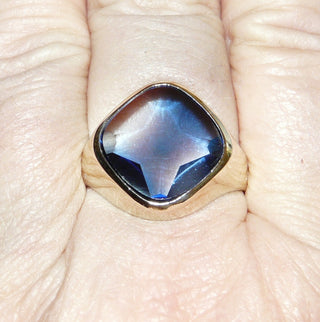Einzelstück, Vintage-Ring, klassischer Herrenring, Siegelring aus 333 Gold mit einem blauen quadratischen synthischen Spinell, Replik eines Saphirs, poliert + das abgerundete Quadrat ist von der Unterseite her facettiert und einer flachen Oberseite, um 1980, Ringweite 67 -	Nur erhältlich im Onlineshop von Juwelier & Goldschmiede Danilo!