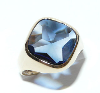 Einzelstück, Vintage-Ring, klassischer Herrenring, Siegelring aus 333 Gold mit einem blauen quadratischen synthischen Spinell, Replik eines Saphirs, poliert + das abgerundete Quadrat ist von der Unterseite her facettiert und einer flachen Oberseite, um 1980, Ringweite 67 -	Nur erhältlich im Onlineshop von Juwelier & Goldschmiede Danilo!